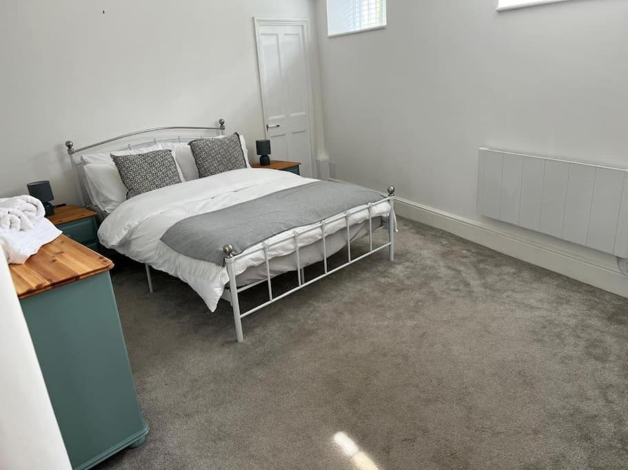 2 Bedroom Cottage In Old Town Swindon Exteriör bild