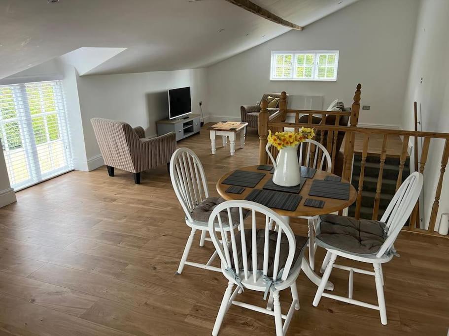 2 Bedroom Cottage In Old Town Swindon Exteriör bild